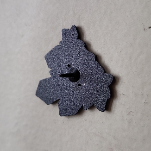 Crystals and flowers enamel pin - Picture 3 of 3